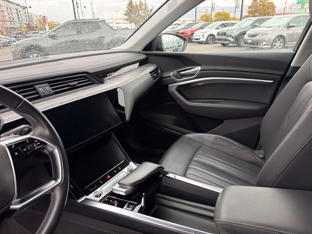 Used 2023 Audi e-tron Premium Plus w/ Premium Plus Package AWD/4WD image 22