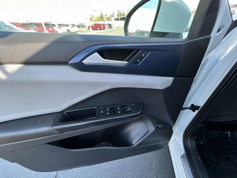 Used 2023 Volkswagen Taos SE image 13