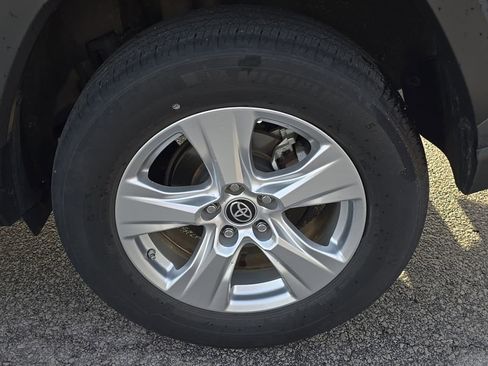 Used 2021 Toyota RAV4 LE AWD/4WD image 6