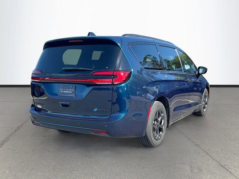 Certified 2024 Chrysler Pacifica Premium image 7