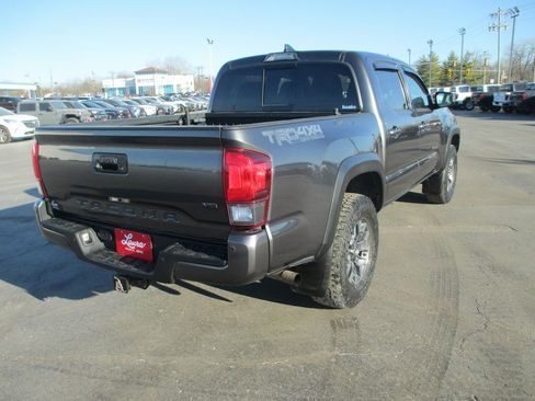 Used 2019 Toyota Tacoma TRD Sport image 4