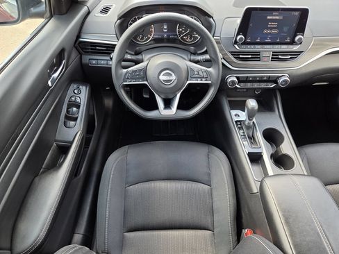 Used 2025 Nissan Altima 2.5 SV FWD image 13