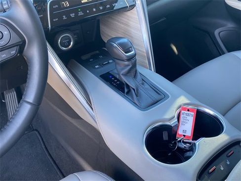 Used 2024 Toyota Venza XLE image 27