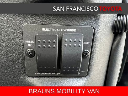 Used 2025 Toyota Sienna XLE image 31