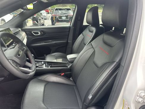 Used 2025 Jeep Compass Trailhawk AWD/4WD image 15