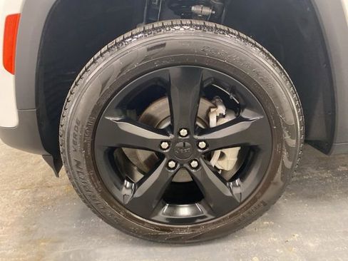 Used 2023 Jeep Grand Cherokee Limited w/ Black Appearance Package image 33