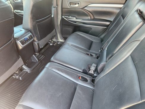 Used 2018 Toyota Highlander XLE w/ Carpet Mat Package (TMS) AWD/4WD image 21