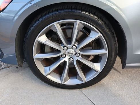 Used 2019 Volvo S60 T5 Momentum w/ Multimedia Package FWD image 10