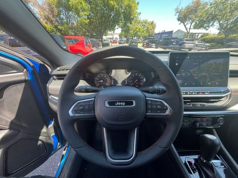 Used 2025 Jeep Compass Trailhawk AWD/4WD image 33