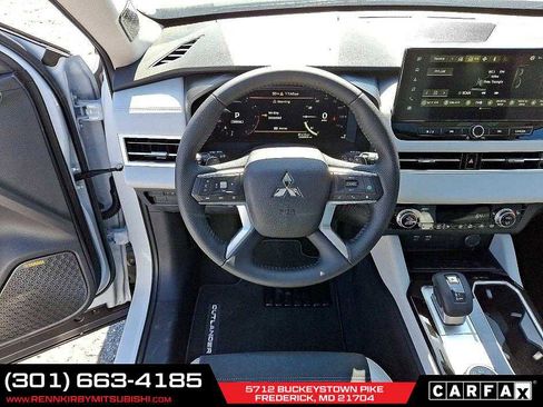 New 2025 Mitsubishi Outlander SE image 9