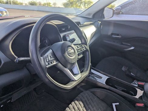 Used 2022 Nissan Kicks SV image 8