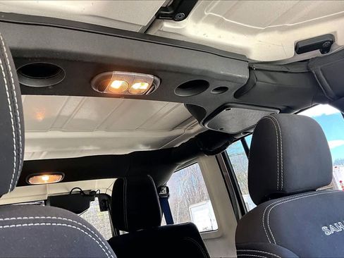 Used 2018 Jeep Wrangler Unlimited Sahara w/ Connectivity Group AWD/4WD image 14