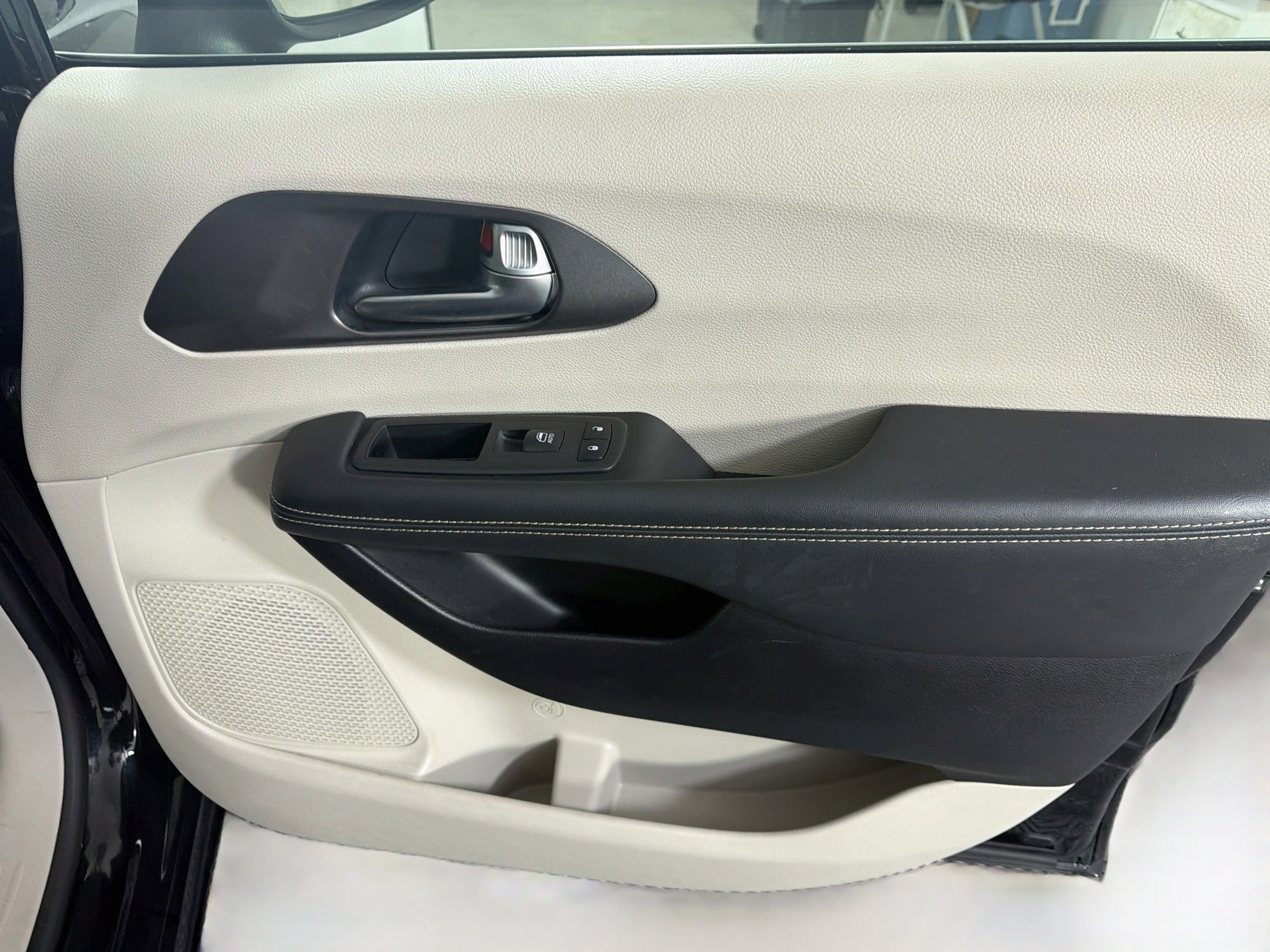 Used 2023 Chrysler Pacifica Touring-L FWD image 32