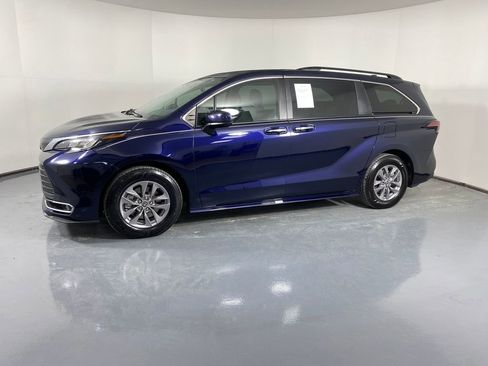 Certified 2022 Toyota Sienna XLE image 3