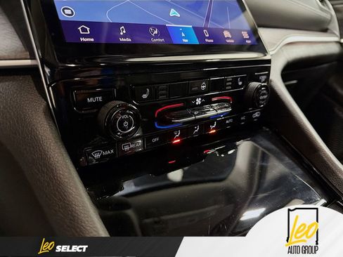 Used 2023 Jeep Grand Cherokee Limited AWD/4WD image 16