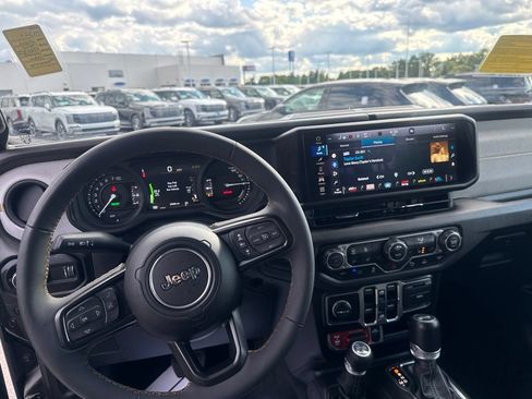 Used 2024 Jeep Wrangler Unlimited AWD/4WD image 23