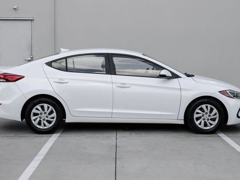 Used 2017 Hyundai Elantra SE FWD image 3