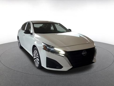 Used 2025 Nissan Altima 2.5 SV FWD image 3