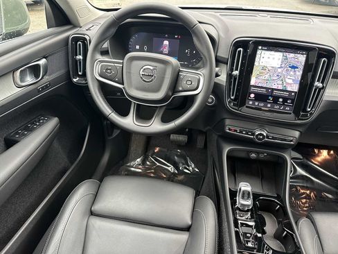 Certified 2025 Volvo XC40 B5 Plus AWD/4WD image 18