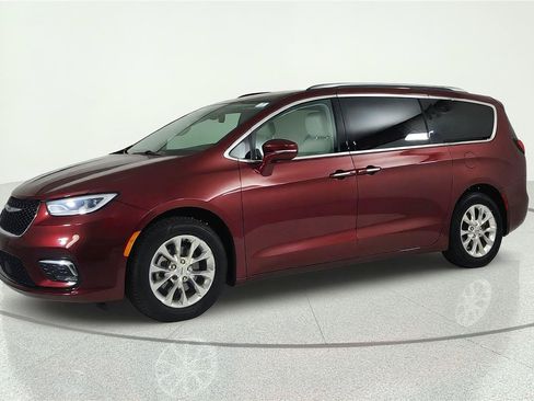 Used 2021 Chrysler Pacifica Touring-L w/ Uconnect Theater Family Group FWD image 2