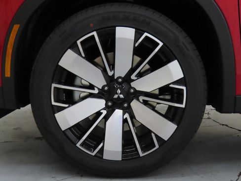 New 2025 Mitsubishi Outlander SE image 26