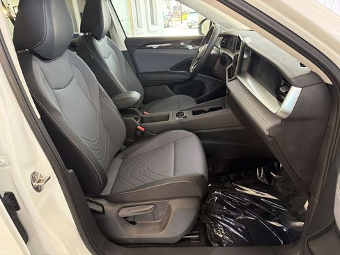 New 2026 Volkswagen Tiguan SE FWD image 23