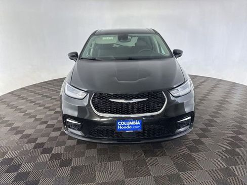 Used 2023 Chrysler Pacifica Touring-L FWD image 2