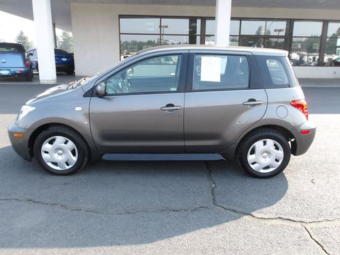 Used 2005 Scion xA FWD image 2