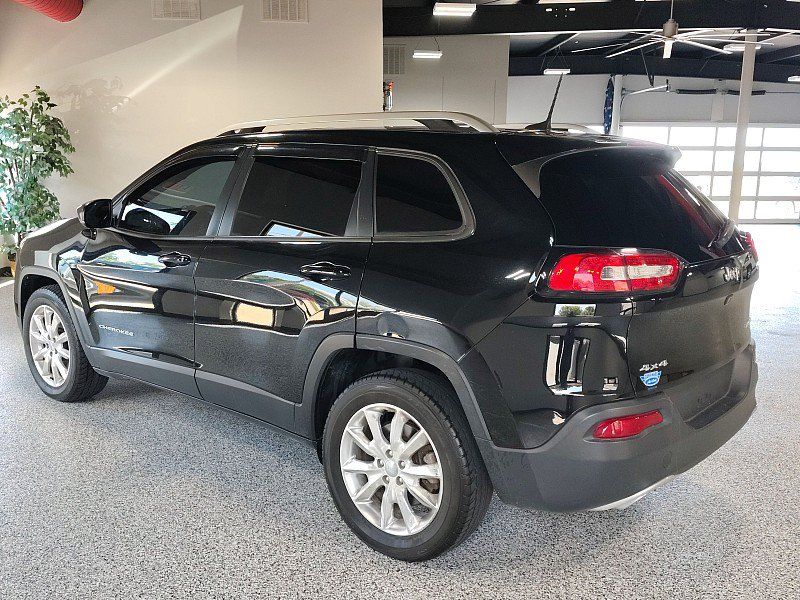 Used 2017 Jeep Cherokee Limited AWD/4WD image 2