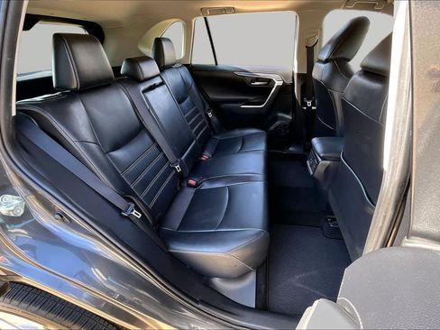 Used 2019 Toyota RAV4 Limited FWD image 19