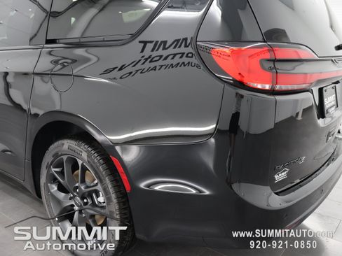 New 2027 Chrysler Pacifica Limited w/ Family Tech Group AWD/4WD image 37