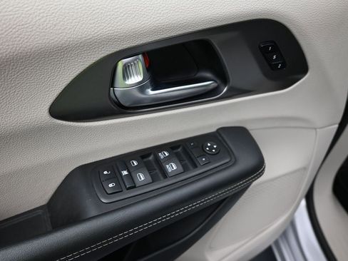 Used 2024 Chrysler Pacifica Touring-L FWD image 10