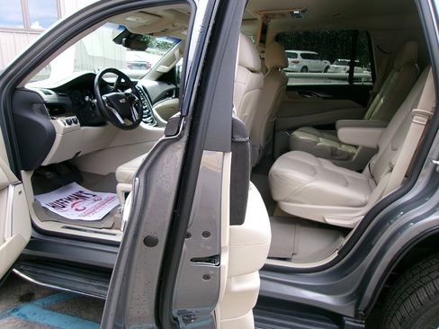 Used 2019 Cadillac Escalade Luxury image 16