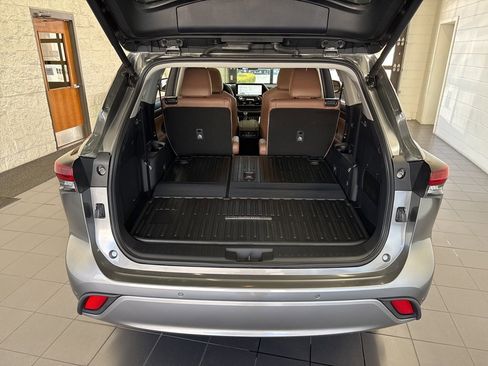 Certified 2025 Toyota Highlander Limited image 9