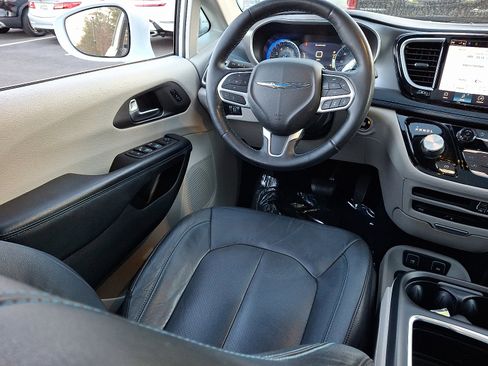 Used 2021 Chrysler Pacifica Touring-L w/ Uconnect Theater Family Group image 14