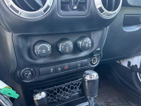 Used 2015 Jeep Wrangler Unlimited Rubicon w/ Connectivity Group AWD/4WD image 25