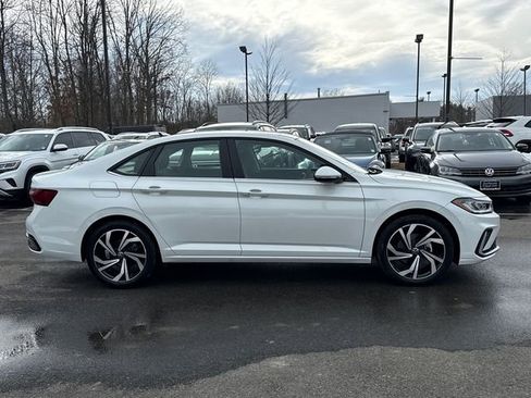 Certified 2025 Volkswagen Jetta SEL image 3