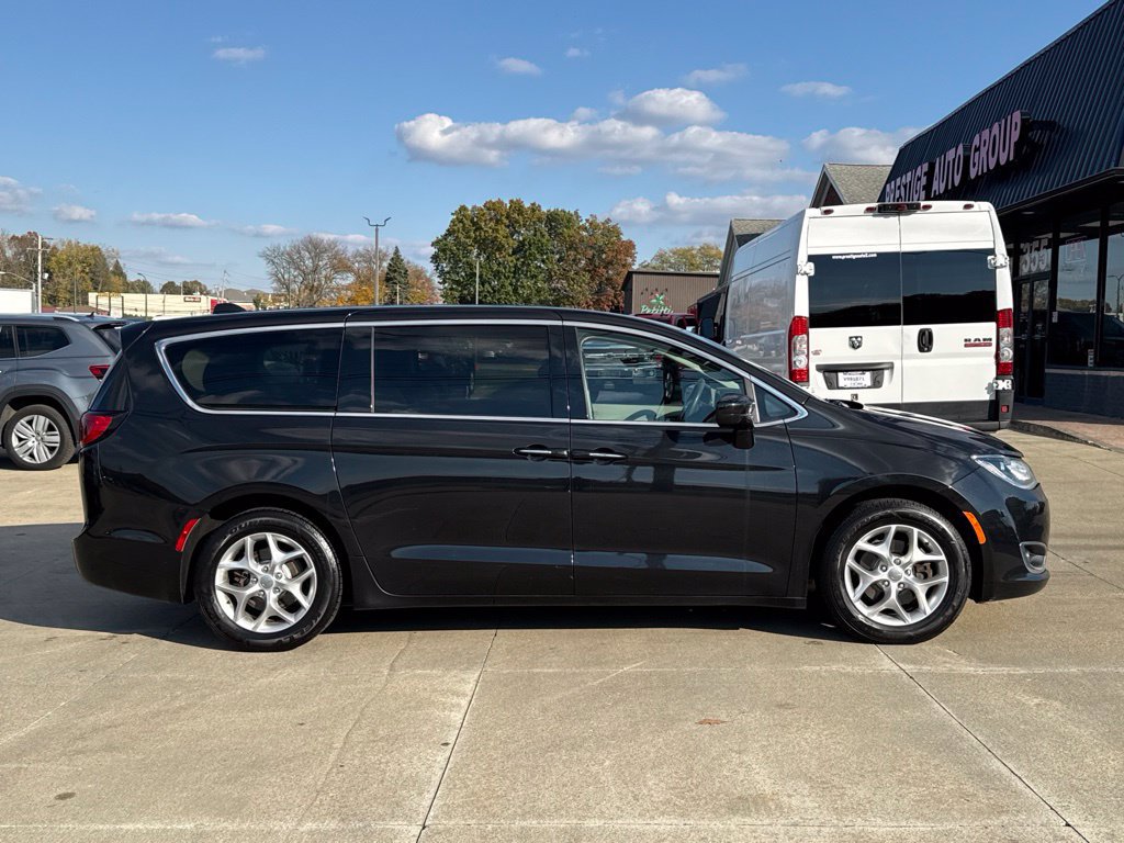Used 2018 Chrysler Pacifica Touring Plus w/ Tire & Wheel Group FWD image 16