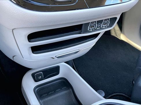 Used 2023 Chrysler Pacifica Touring-L image 32