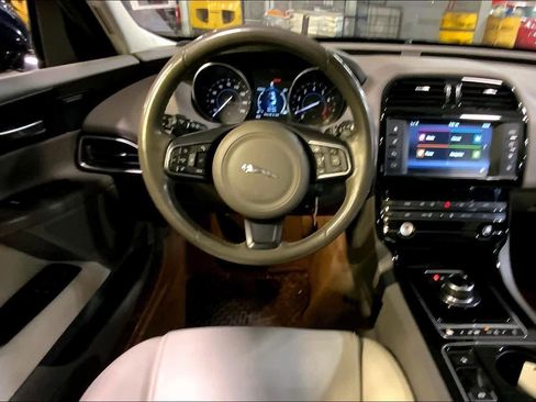 Used 2017 Jaguar XE Premium image 5