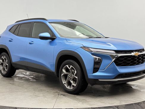 Used 2025 Chevrolet Trax LT FWD image 3