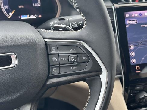 Used 2024 Jeep Grand Cherokee Limited image 22