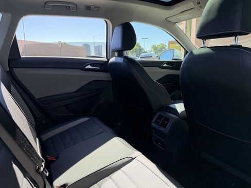 Used 2022 Volkswagen Taos SEL w/ Panoramic Sunroof Package image 37