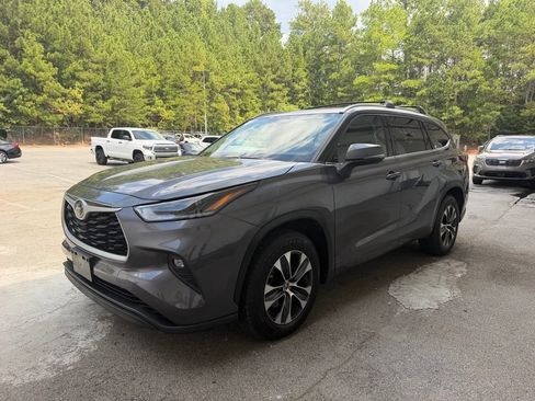 Used 2021 Toyota Highlander XLE FWD image 3