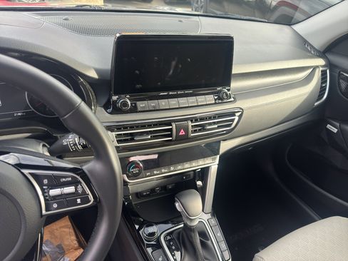 Used 2021 Kia Seltos SX w/ SX Sunroof Package image 9