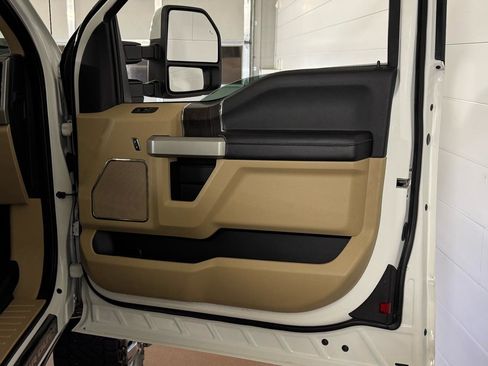 Used 2020 Ford F350 Lariat w/ Chrome Package image 39