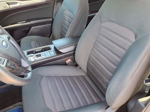 Used 2020 Ford Fusion SE image 3