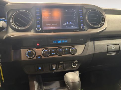 Used 2021 Toyota Tacoma SR5 AWD/4WD image 12