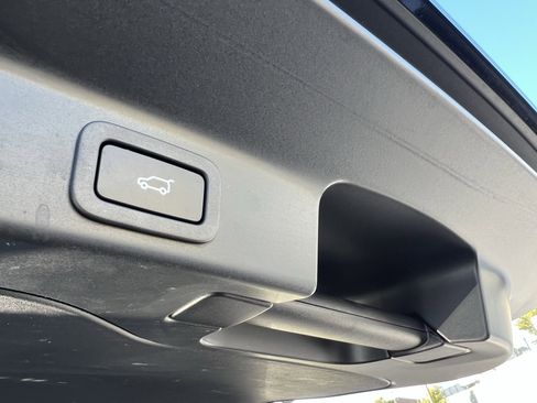 Certified 2022 Jaguar F-PACE R-Dynamic S image 38