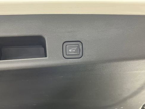 Used 2024 Chevrolet Traverse LT w/ Midnight/Sport Edition image 17